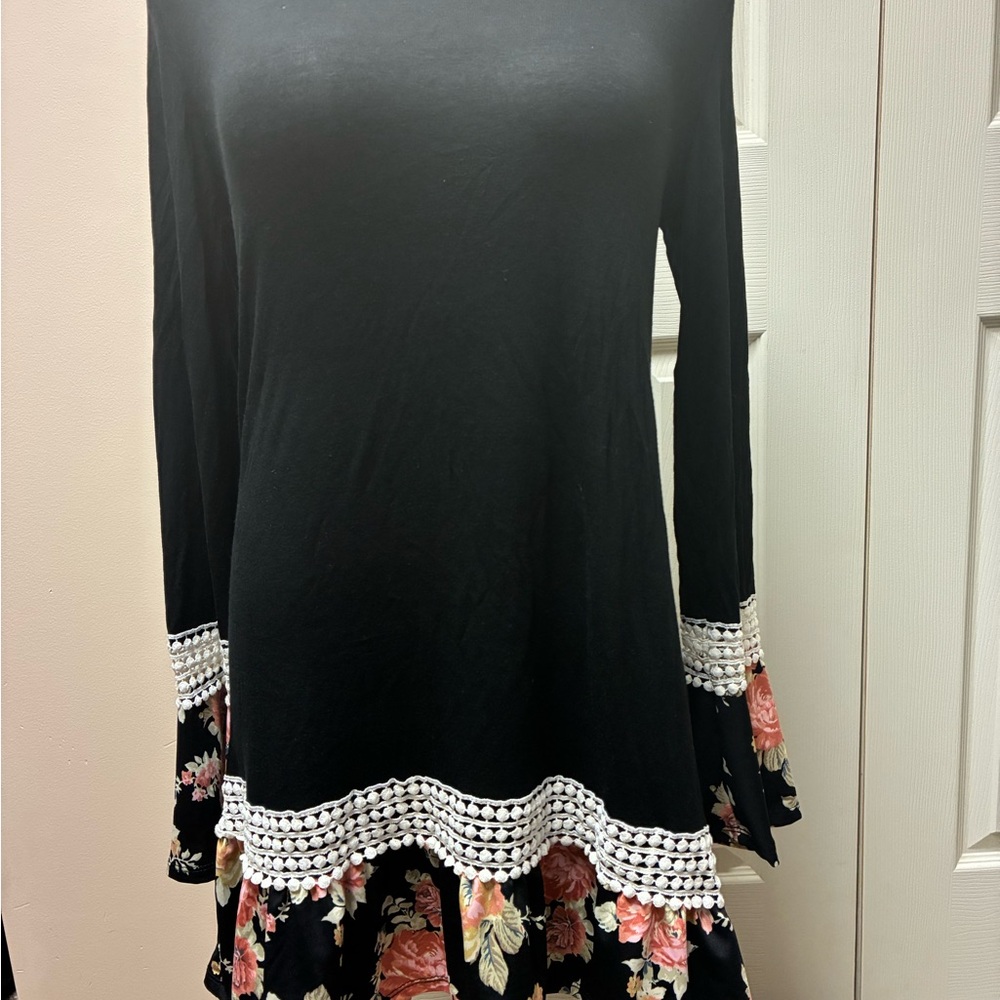 Celeste Size Large Floral Tunic with White Accents
